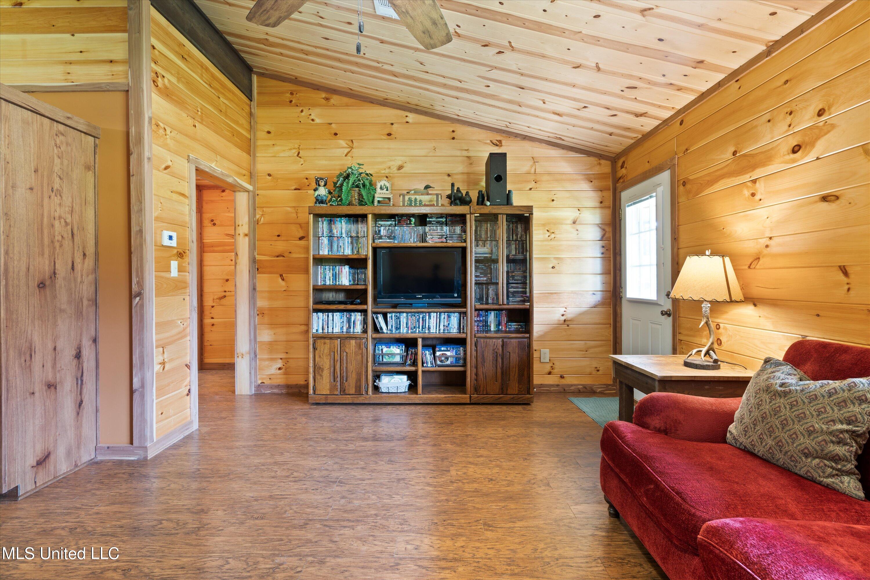 661 Upton Road Pope, MS 38658 - Photo 5 of 25 07-Living Room