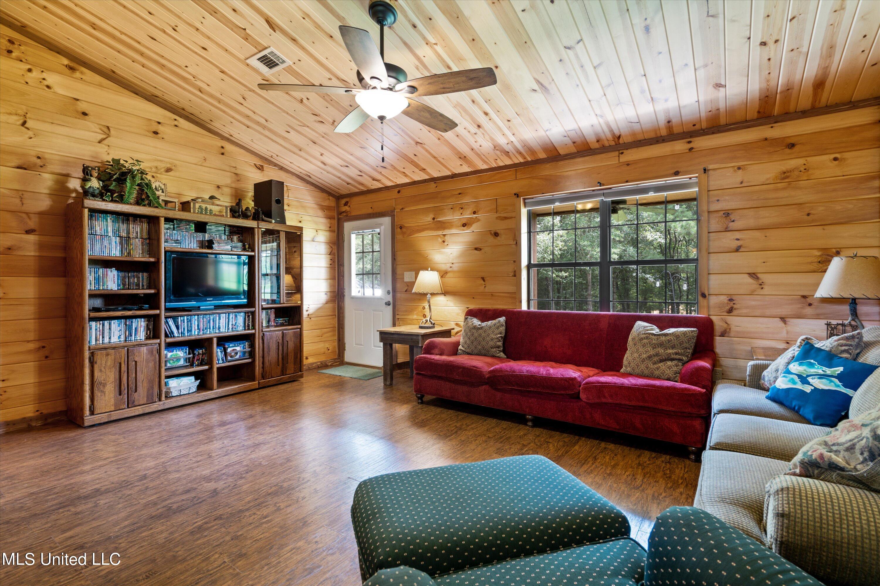 661 Upton Road Pope, MS 38658 - Photo 7 of 25 06-Living Room