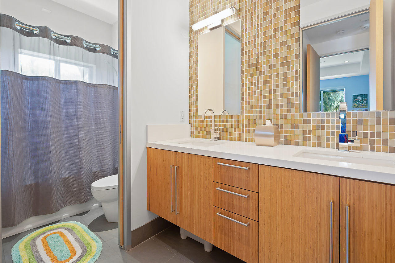 20937 Pacifico Terrace Boca Raton, FL 33433 - Photo 19 of 41 Guest Bath