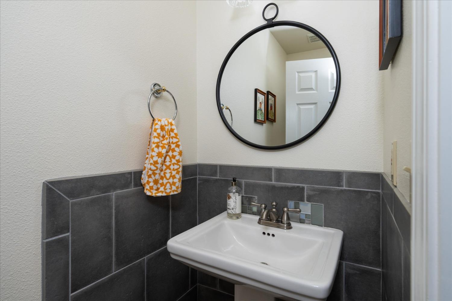 33655 River Knolls Road Coarsegold, CA 93614 - Photo 20 of 55 a bathroom with a sink mirror and a mirror