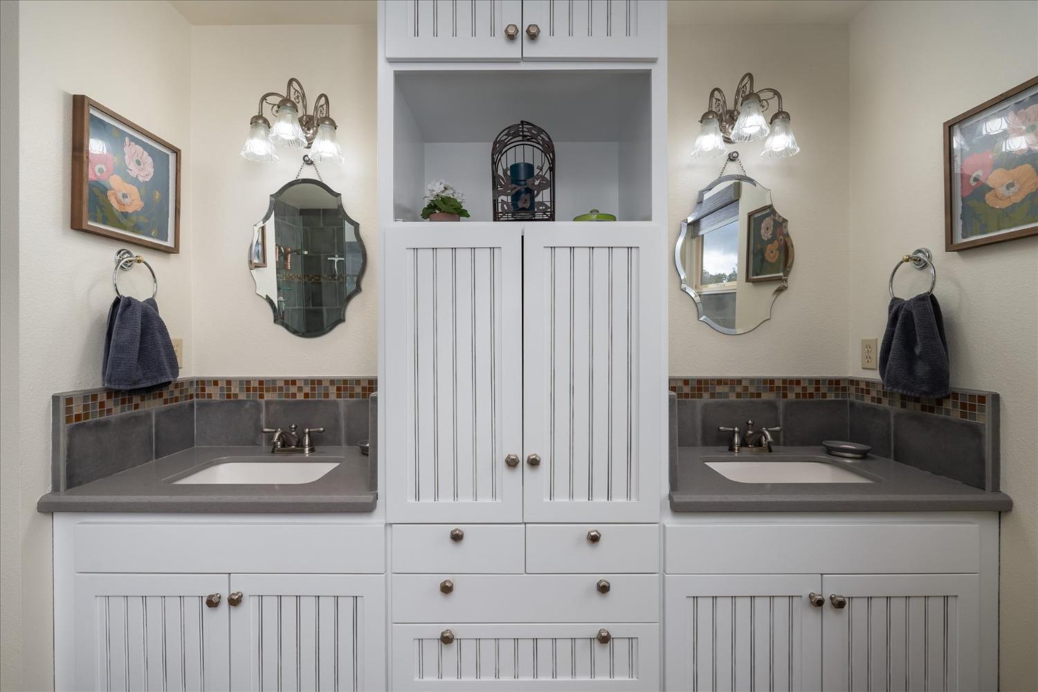 33655 River Knolls Road Coarsegold, CA 93614 - Photo 25 of 55 a bathroom with a sink and a mirror