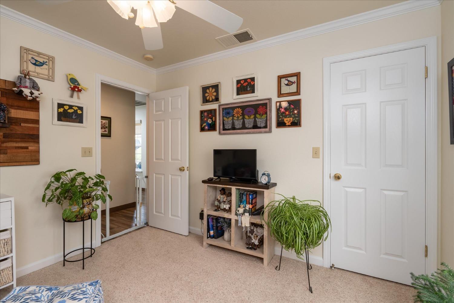 33655 River Knolls Road Coarsegold, CA 93614 - Photo 31 of 55 a living room with furniture and a flat screen tv