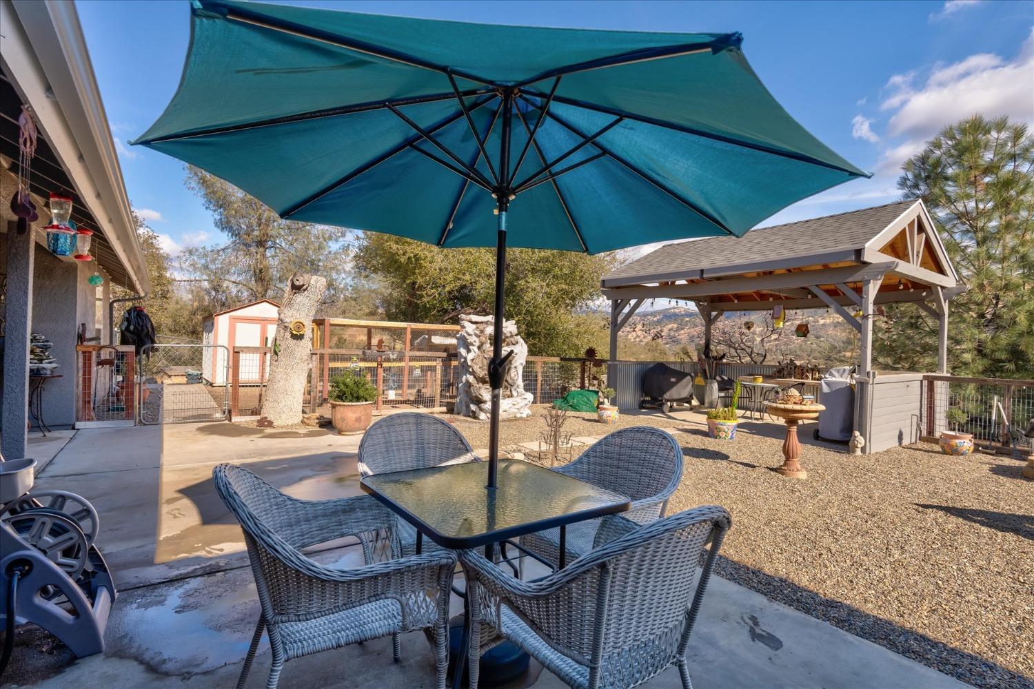 33655 River Knolls Road Coarsegold, CA 93614 - Photo 42 of 55 a patio with a patio table and chairs