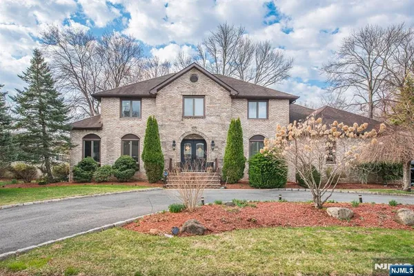 $999,900 | 3 South Hampton Drive, Fairfield, NJ 07004