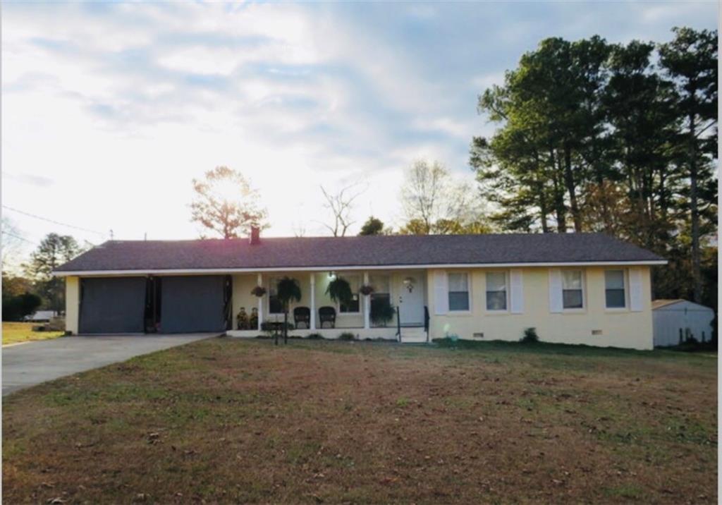a view of a house with a backyard