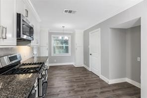 1539 Maux Drive Houston, TX 77043 - Photo 9 of 20 a kitchen with a stove and a refrigerator