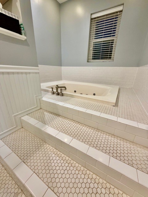 Undisclosed Address Chicago, IL 60614 - Photo 11 of 18 a bathroom with a bathtub and a shower