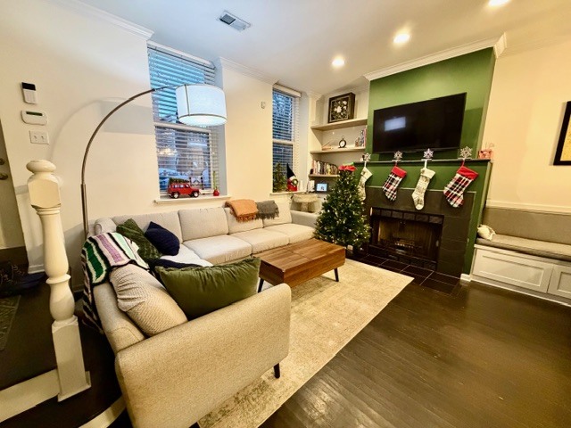 Undisclosed Address Chicago, IL 60614 - Photo 2 of 18 a living room with furniture and a flat screen tv