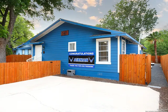 a view of a house with a backyard