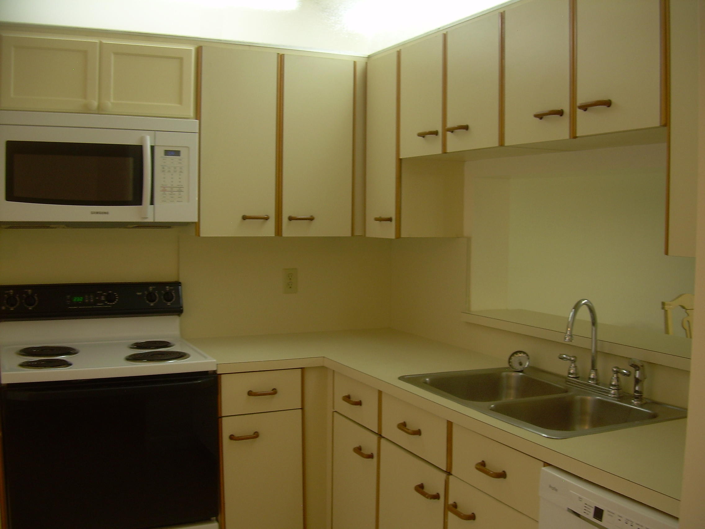 400 Club Circle, Unit 108 Boca Raton, FL 33487 - Photo 5 of 19 Kitchen