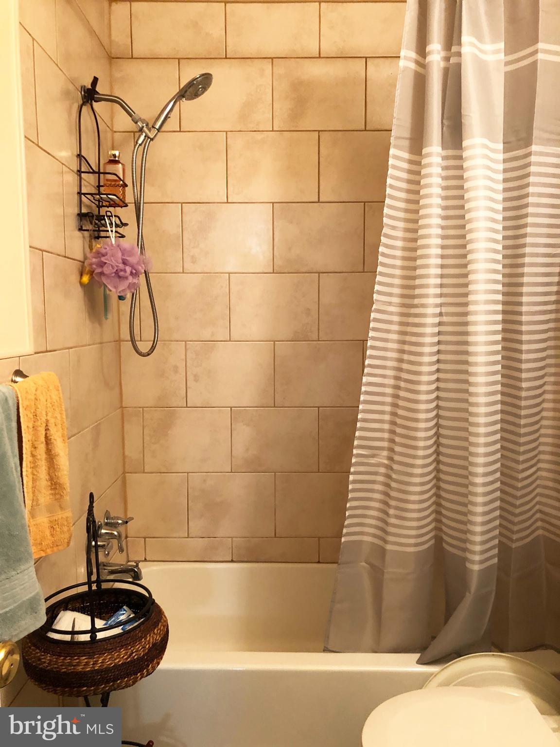 300 Byberry Road, Unit 303 Philadelphia, PA 19116 - Photo 4 of 5 a bathroom with a bathtub