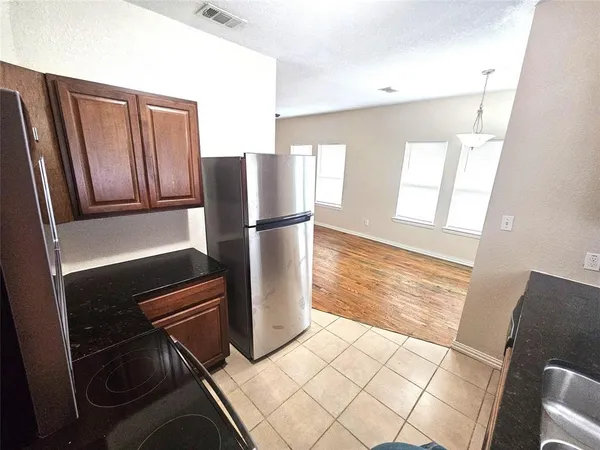 $1,695 | 1927 West 10th Street, Dallas, TX 75208