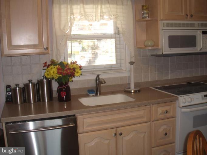 1046 Grovehill Road Halethorpe, MD 21227 - Photo 6 of 25 Kitchen