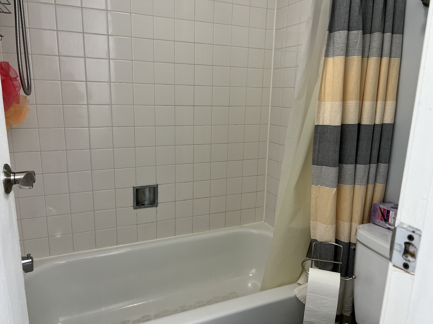 1931 North Hicks Road, Unit 211 Palatine, IL 60074 - Photo 14 of 18 a bathroom with a bathtub