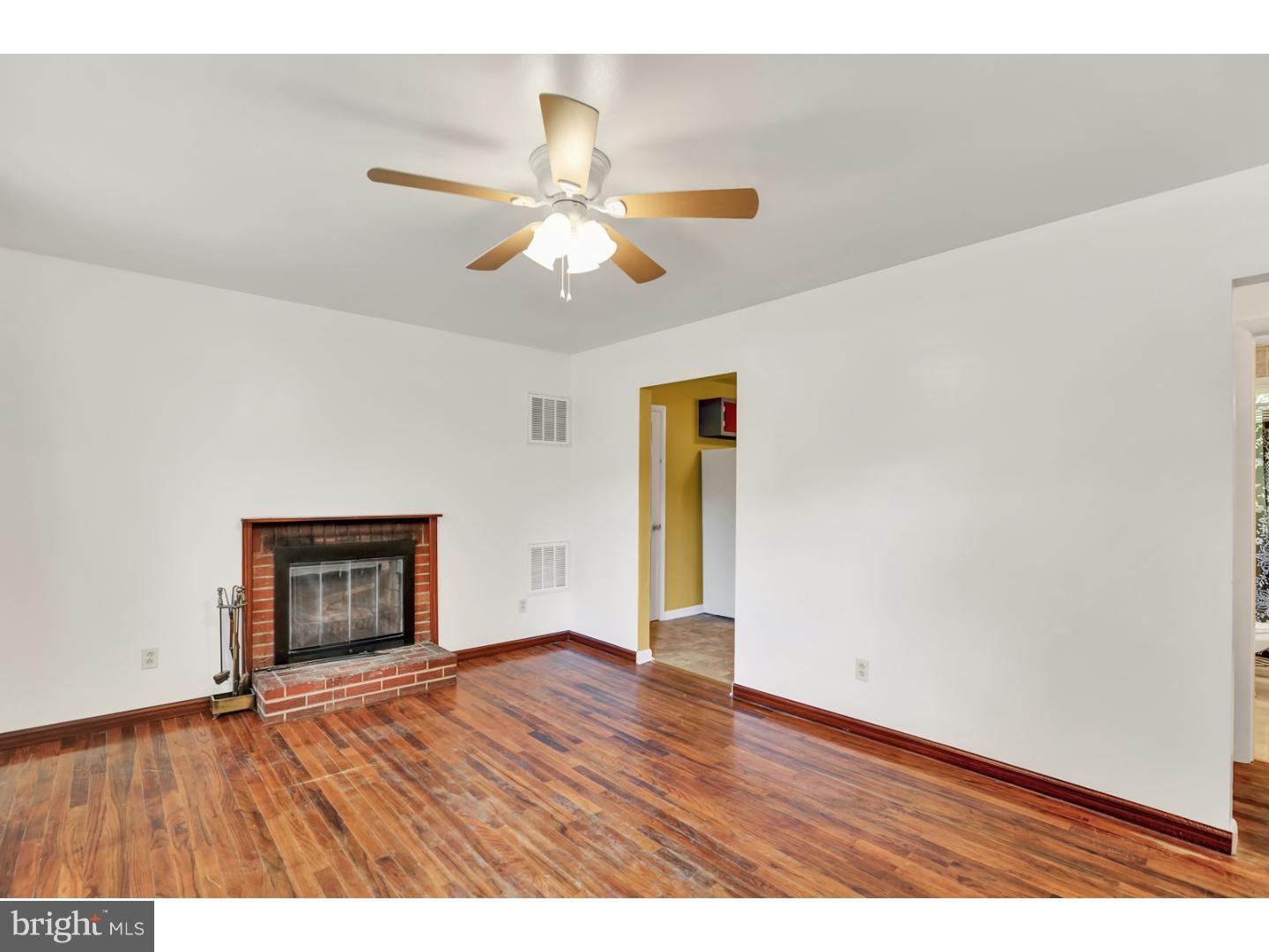 2014 Pleasant Valley Road Newark, DE 19702 - Photo 3 of 16 Living Room