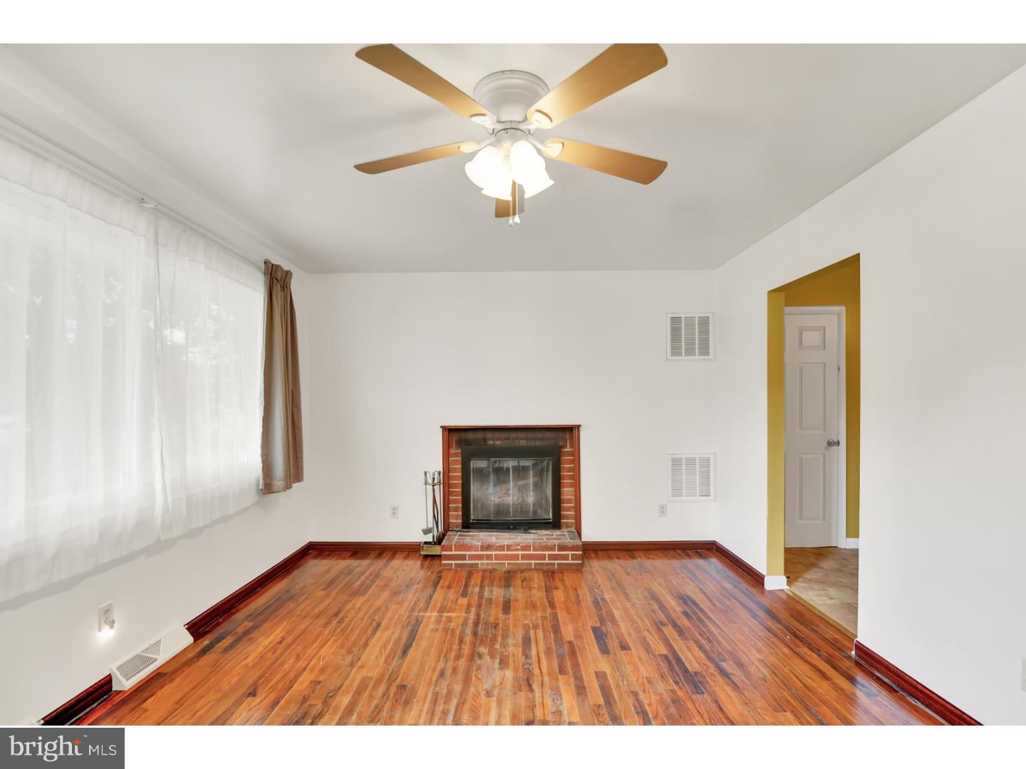 2014 Pleasant Valley Road Newark, DE 19702 - Photo 4 of 16 Living Room