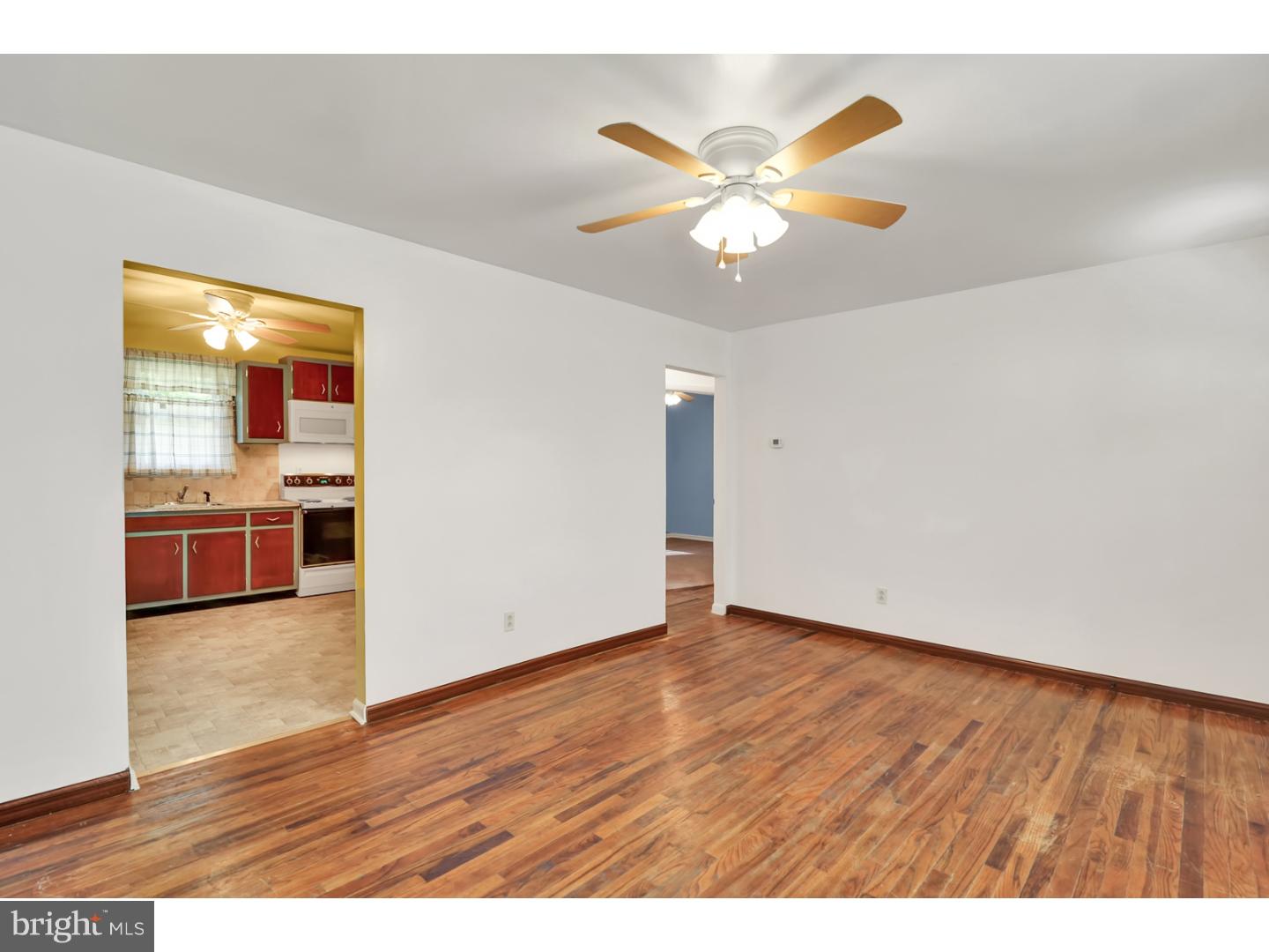2014 Pleasant Valley Road Newark, DE 19702 - Photo 5 of 16 Living Room