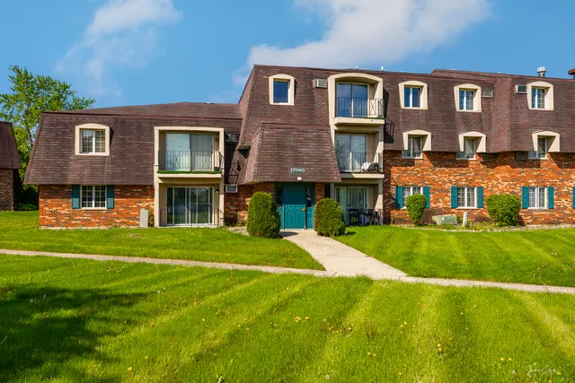 $115,000 | 17963 Huntleigh Court, Unit 302, Country Club Hills, IL 60478