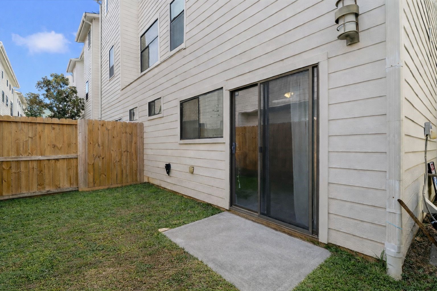 2529 Rusk Street Houston, TX 77003 - Photo 22 of 23 Low-maintenance outdoor space with privacy fencing