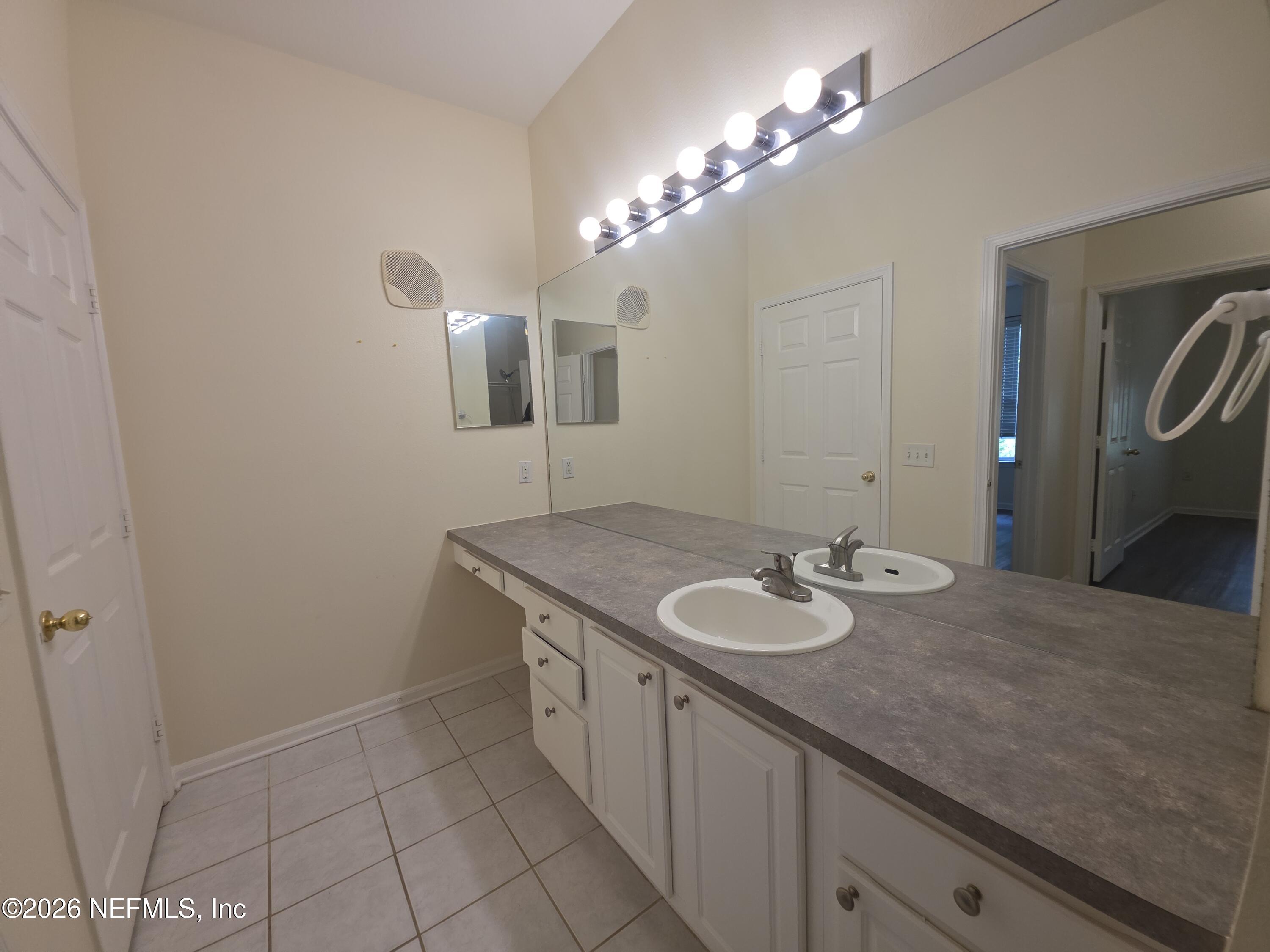 10550 Baymeadows Road, Unit 829 Jacksonville, FL 32256 - Photo 8 of 15 Guest Bathroom