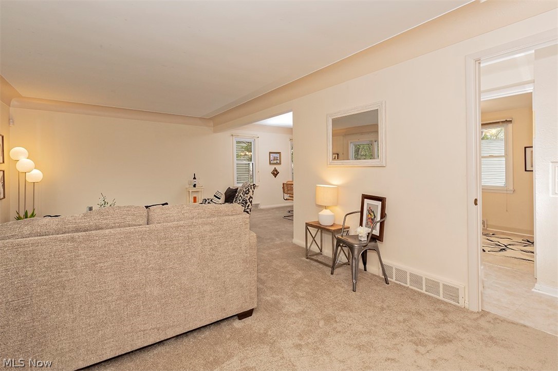 2423 Saybrook Road Cleveland, OH 44118 - Photo 4 of 30