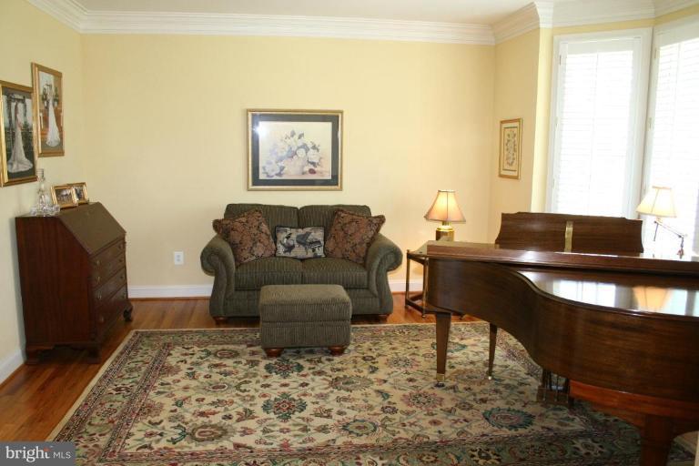 8323 Roxborough Loop Gainesville, VA 20155 - Photo 3 of 24 Living Room