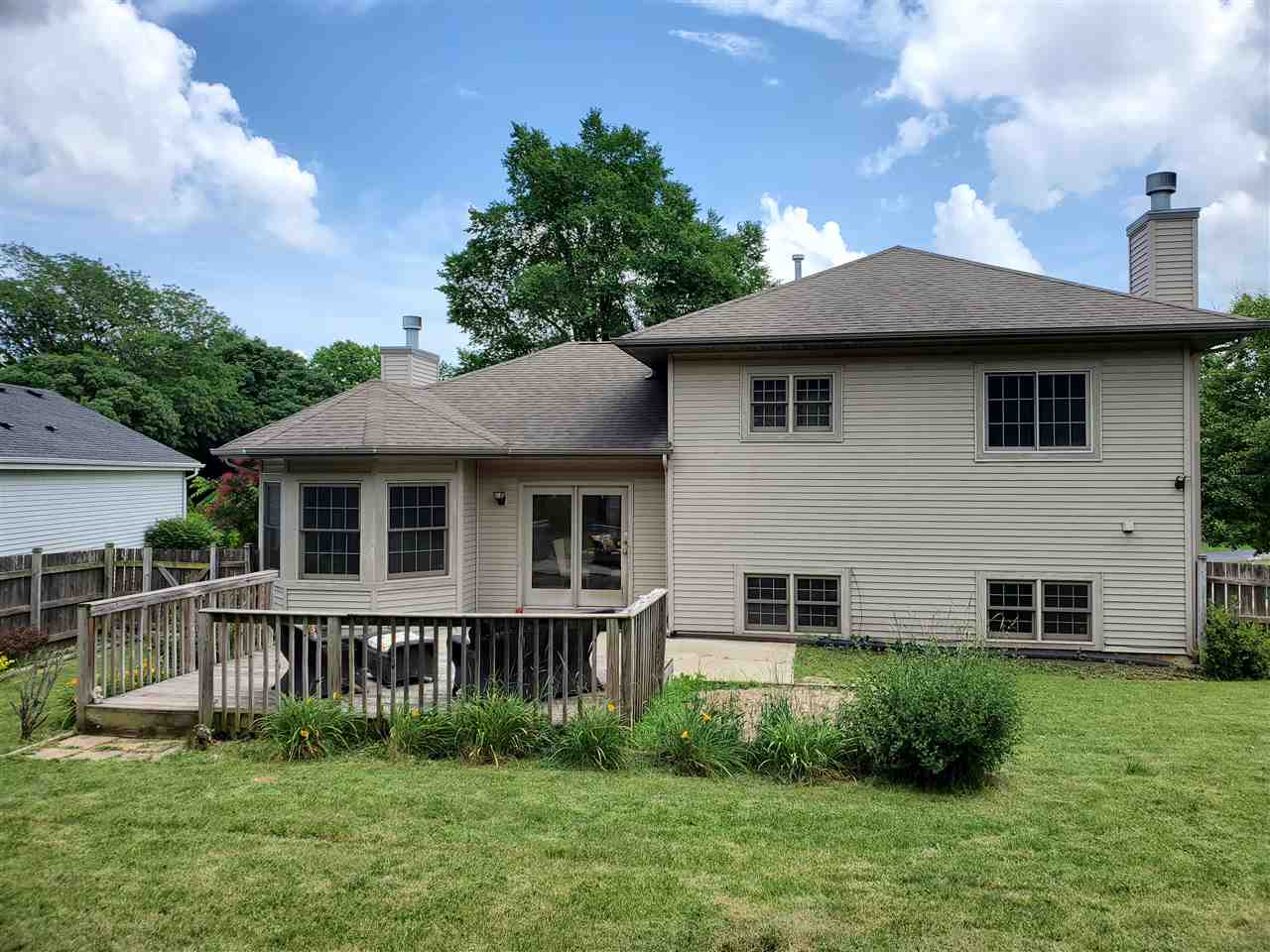 2850 Southbridge Road Rockford, IL 61114 - Photo 23 of 25 a front view of a house with a yard
