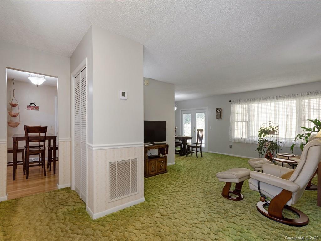 46 East Lake View Road Hendersonville, NC 28739 - Photo 4 of 21 Gallery Image 4