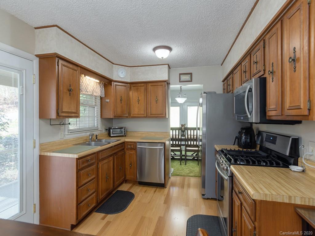 46 East Lake View Road Hendersonville, NC 28739 - Photo 7 of 21 Gallery Image 7