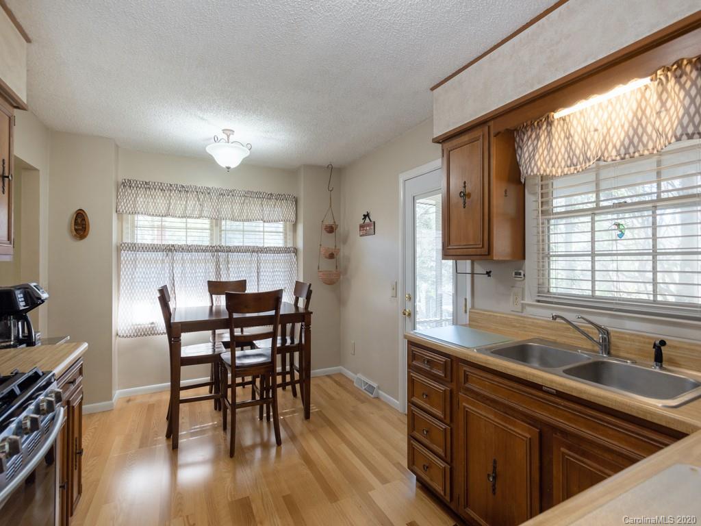 46 East Lake View Road Hendersonville, NC 28739 - Photo 8 of 21 Gallery Image 8