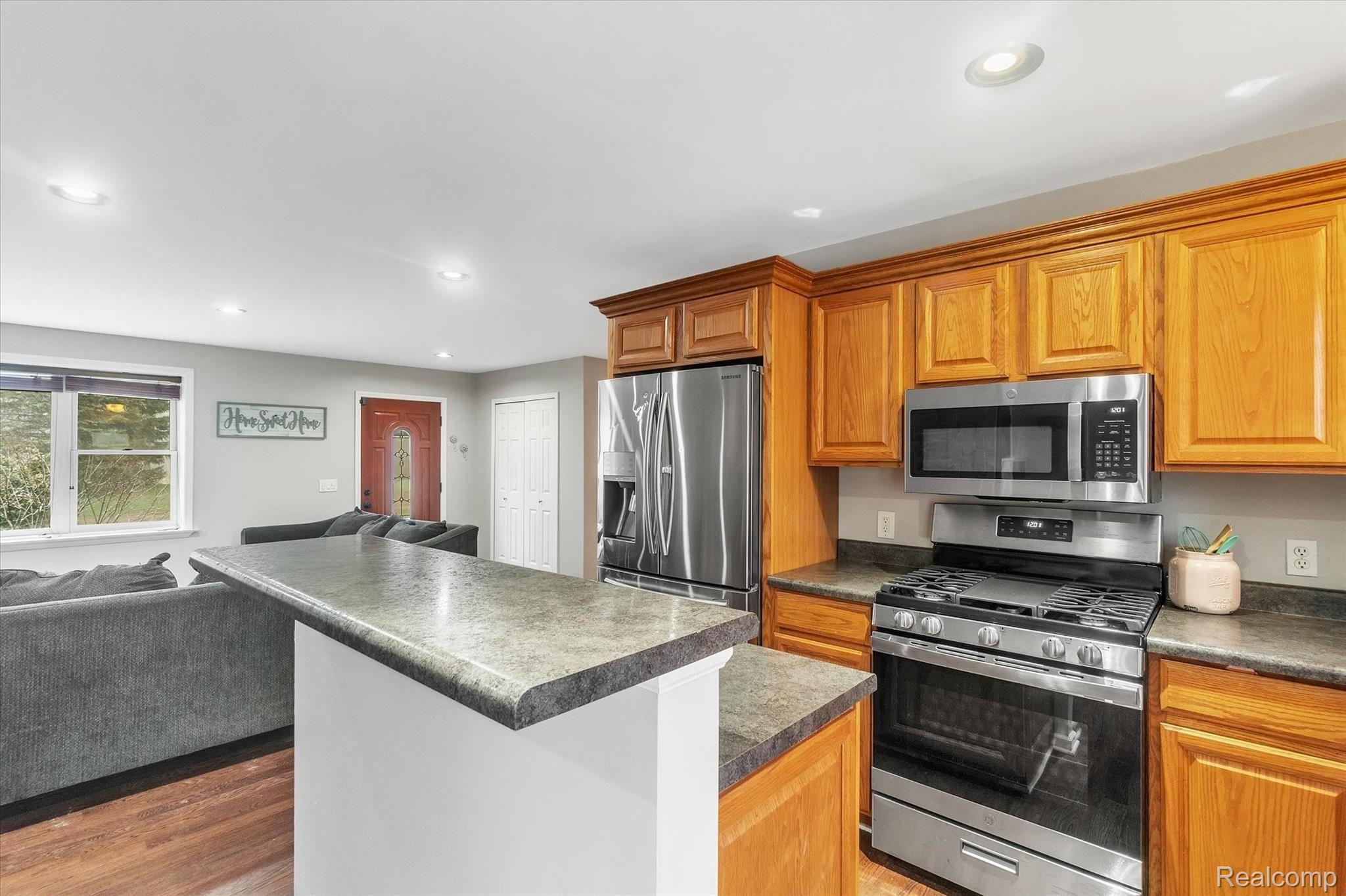 165 Harmon Road Howell, MI 48843 - Photo 8 of 39 Food Prep Island And Snack Bar