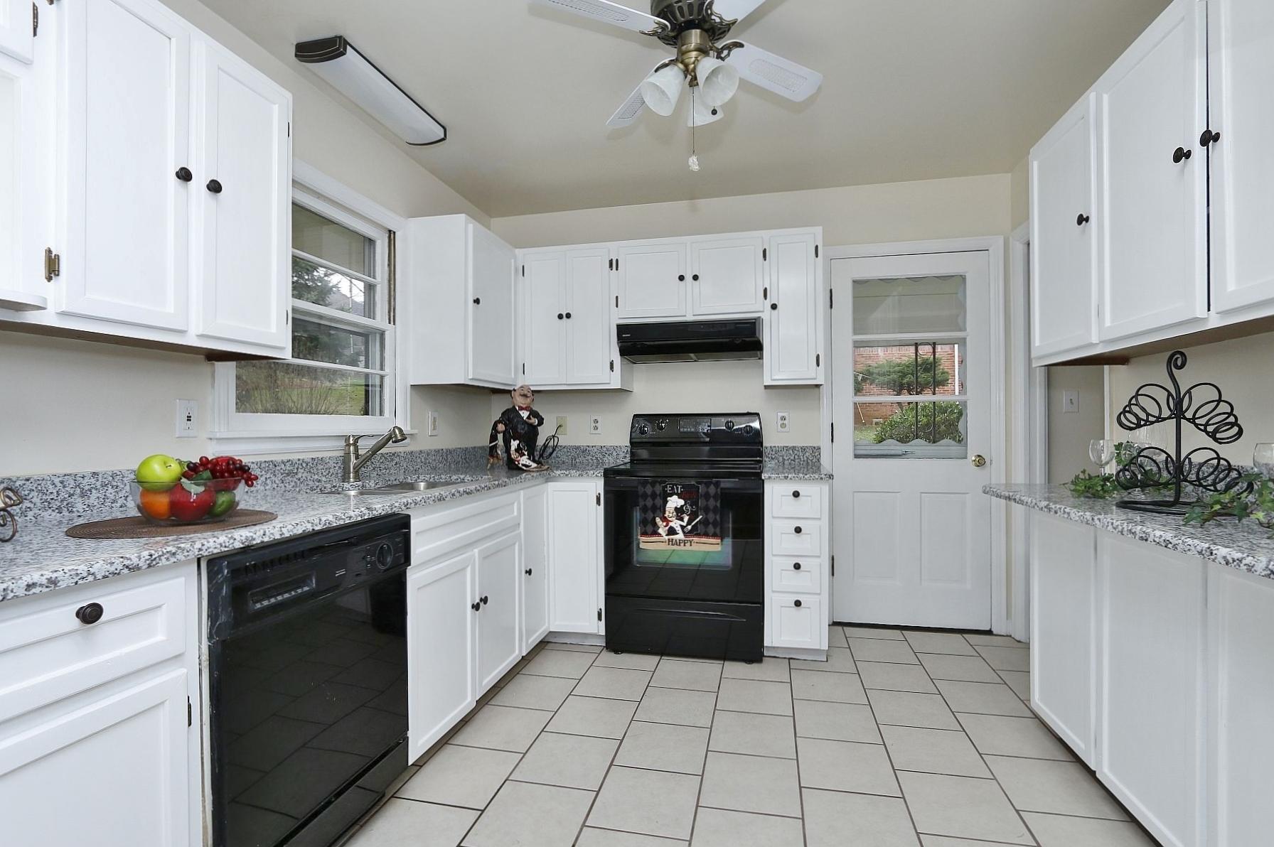 5828 Castle Rock Road Roanoke, VA 24018 - Photo 10 of 42 _MG_2208