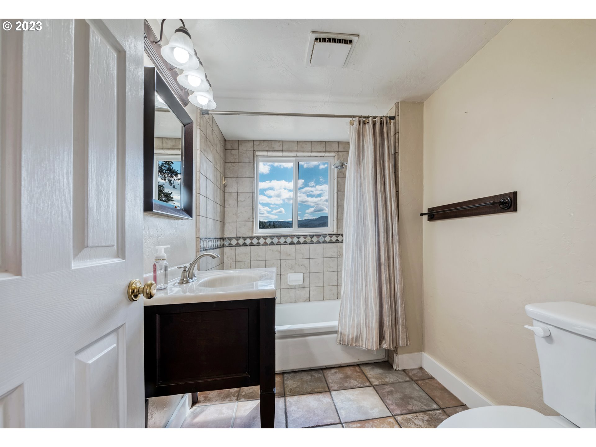 83369 Rattlesnake Road Dexter, OR 97431 - Photo 41 of 44 a bathroom with a sink a toilet a mirror and shower