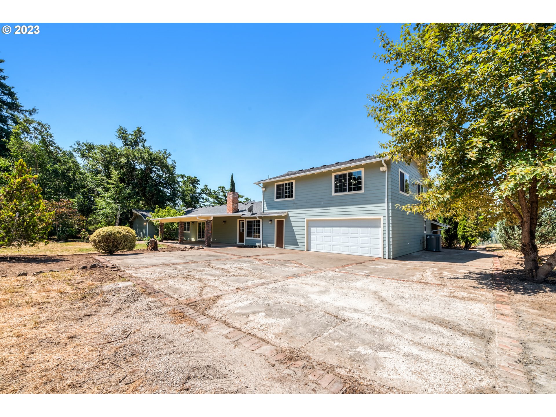 83369 Rattlesnake Road Dexter, OR 97431 - Photo 5 of 44 a front view of a house with a yard