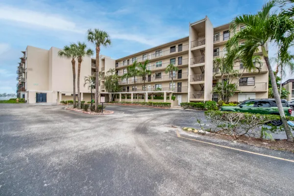 $3,200 | 896 North Federal Highway, Unit 128, Lantana, FL 33462