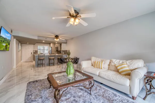 $3,200 | 896 North Federal Highway, Unit 128, Lantana, FL 33462