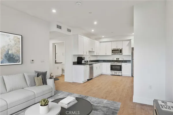 $1,861 | 8750 Sepulveda Boulevard, Unit 404, North Hills, CA 91343