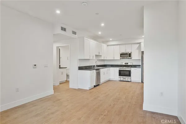 $1,861 | 8750 Sepulveda Boulevard, Unit 404, North Hills, CA 91343