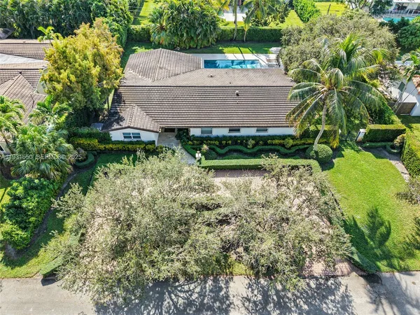 a view of a house with a yard and plants