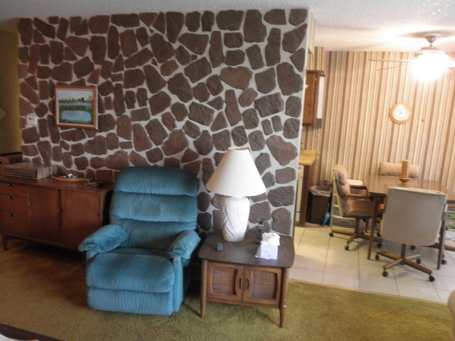 725 West Huntington Commons Road, Unit 419 Mount Prospect, IL 60056 - Photo 5 of 20 a living room with furniture and a lamp
