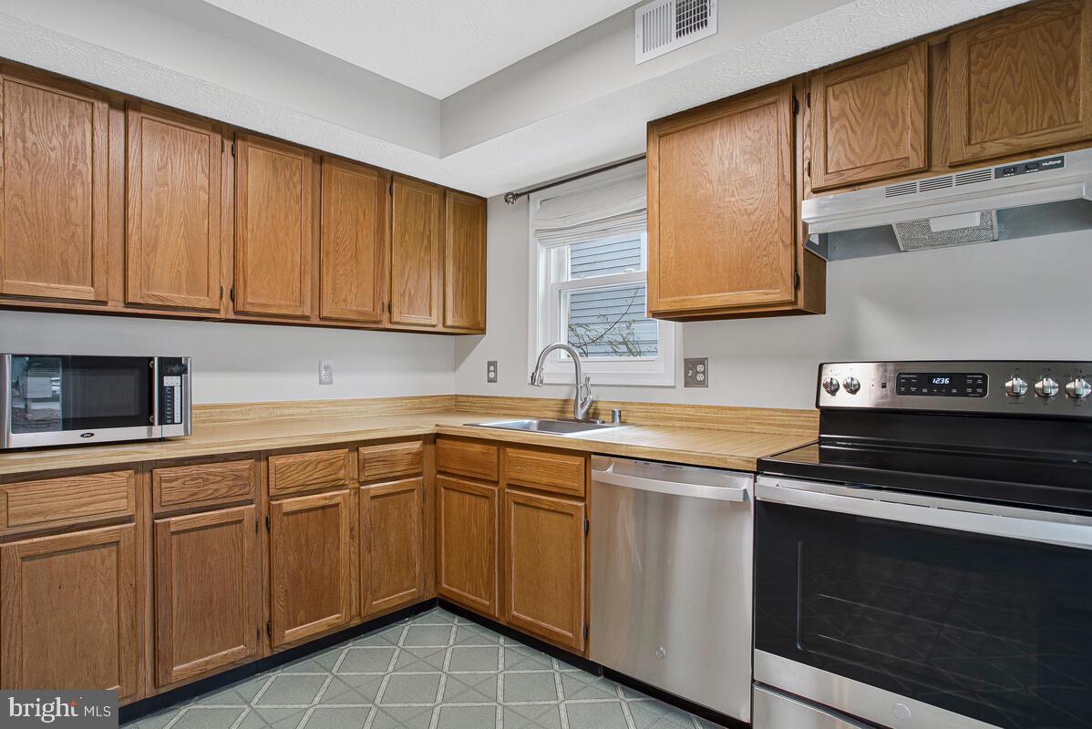 7245 Riding Hood Circle Columbia, MD 21045 - Photo 12 of 46 Kitchen