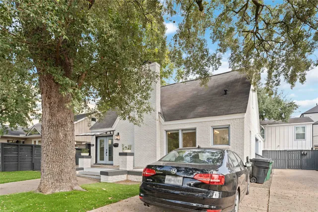 a car parked in front of white house