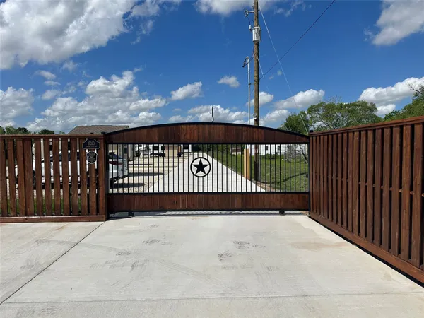 $500 | 17310 Cowan Road, Alvin, TX 77511