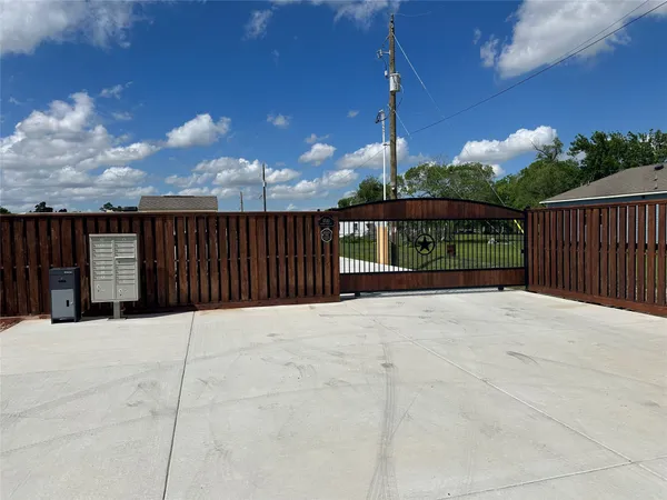 $500 | 17310 Cowan Road, Alvin, TX 77511