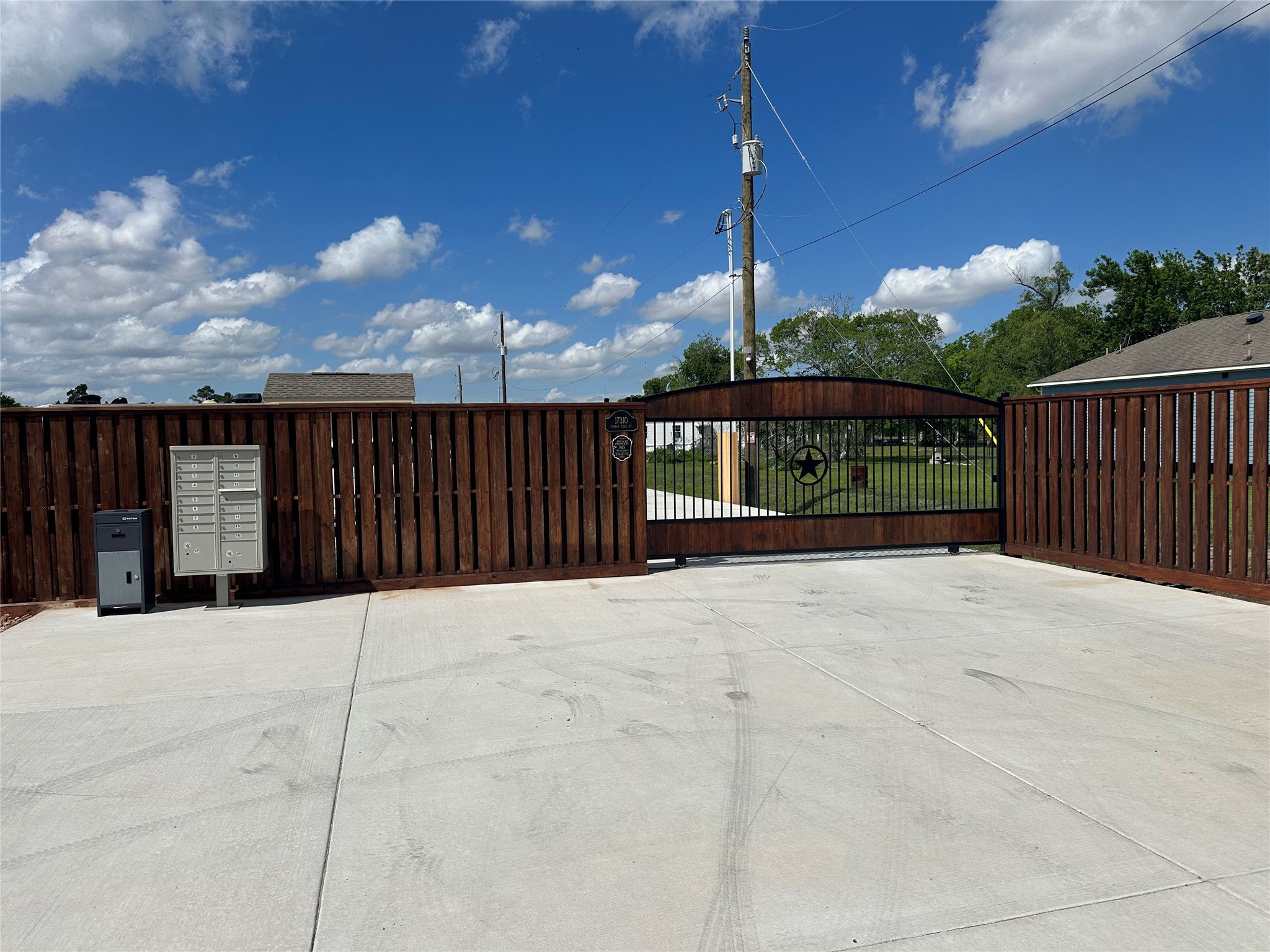 17310 Cowan Road Alvin, TX 77511 - Photo 9 of 9 a view of entryway with a yard