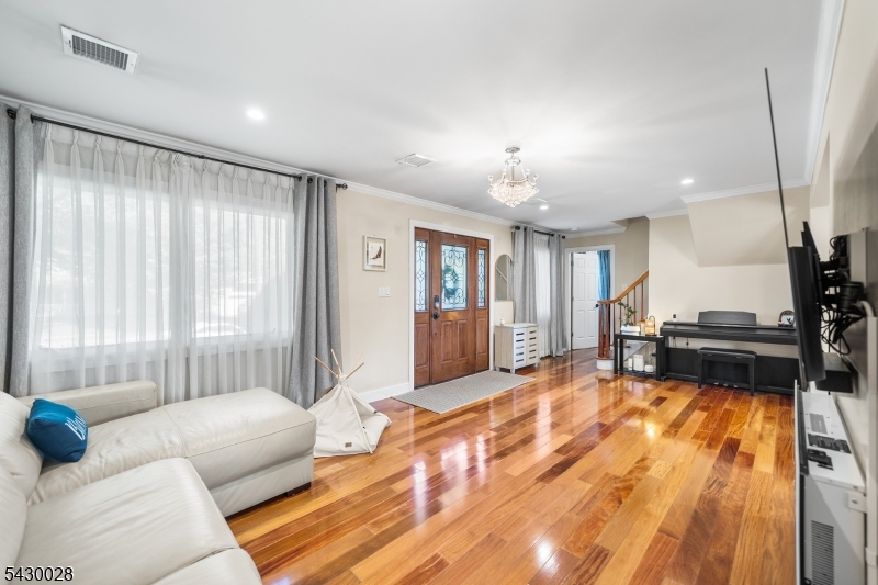 124 Crain Road Paramus, NJ 07652 - Photo 6 of 48