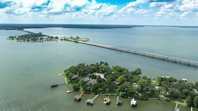 $699,999 | 124 Jeffrey Circle, Gun Barrel City, TX 75156