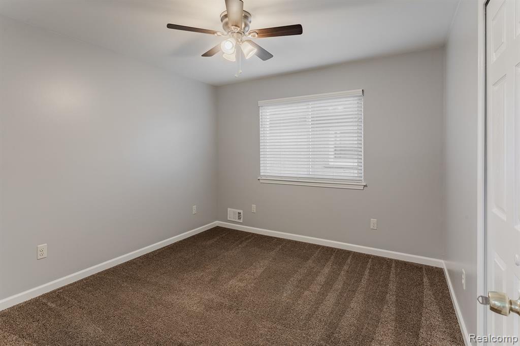 29030 Springstead Street Gibraltar, MI 48173 - Photo 14 of 23