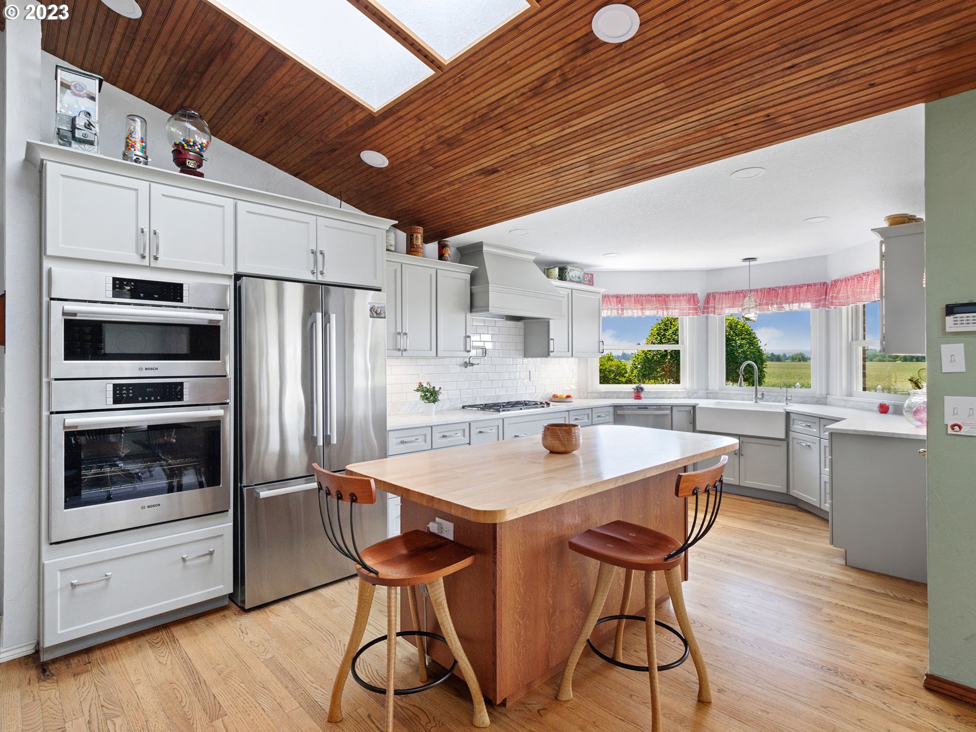 29600 South Dryland Road Canby, OR 97013 - Photo 16 of 48 a kitchen with stainless steel appliances a dining table chairs stove and refrigerator