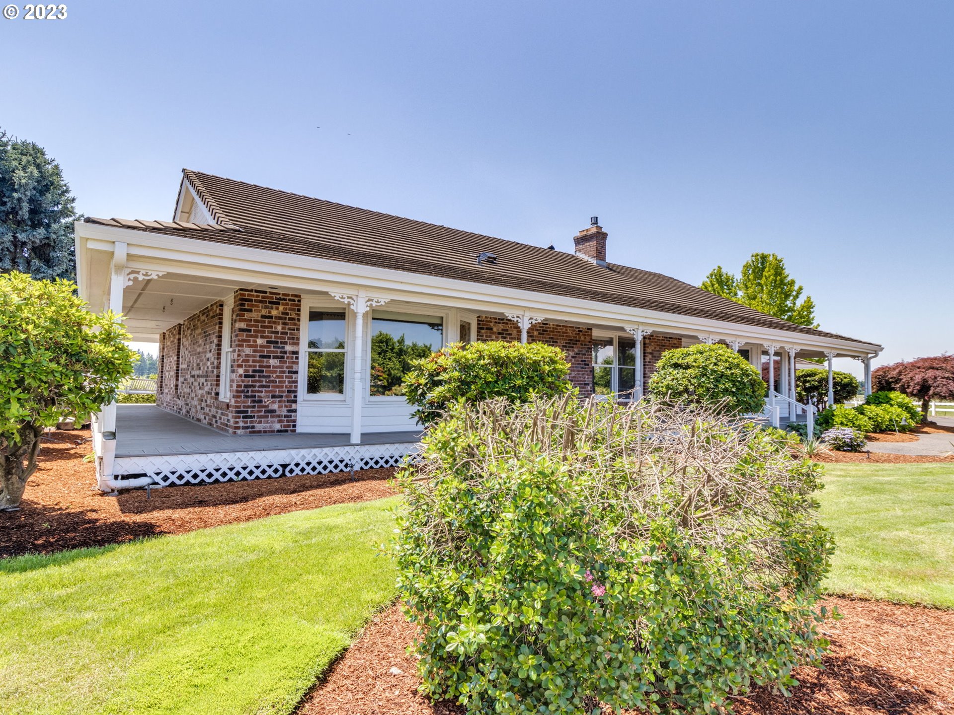 29600 South Dryland Road Canby, OR 97013 - Photo 2 of 48 a front view of a house with garden